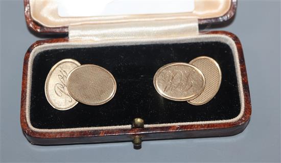 A pair of 9ct gold oval cufflinks, 10 grams.